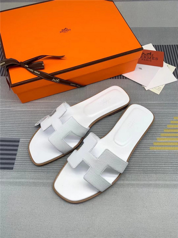 herme* sandal34